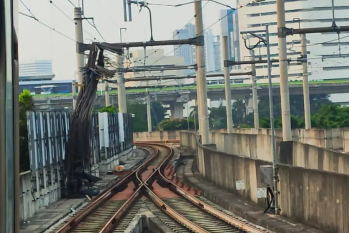 Muatan crane jatuh timpa jalur MRT Jakaarta. (Istimewa)