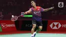 Pebulu tangkis tunggal putra Indonesia Anthony Sinisuka Ginting saat melawan tunggal putra China Shi Yu Qi pada babak 16 besar Indonesia Masters 2023 di Istora Senayan, Jakarta, Kamis (26/1/2023). Anthony Sinisuka Ginting terhenti di babak 16 besar Indonesia Masters 2023 setelah kalah dari Shi Yu Qi dengan skor 19-21 dan 16-21. (Liputan6.com/Herman Zakharia)