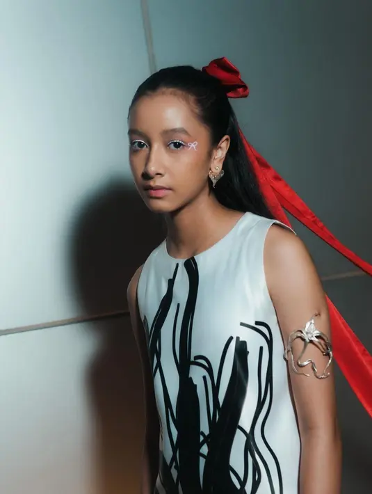 Widuri Puteri memiliki pesona seorang perempuan Indonesia. Kulitnya yang eksotis dan gaya-gayanya yang chic tersampaikan dengan baik lewat berbagai penampilannya. [Foto: Instagram/widuri.puteri]