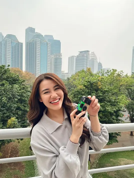 Terbaru, Aaliyah Massaid mengunggah foto barunya saat memegang kamera