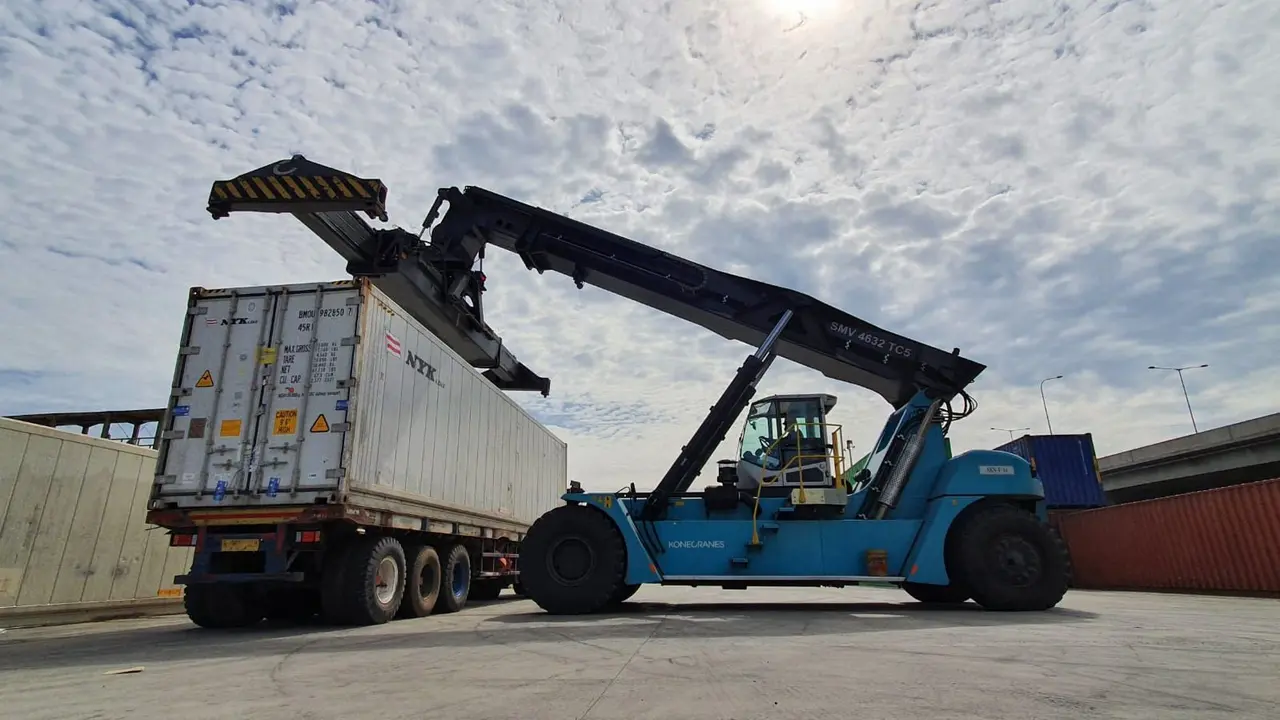 Perum Bulog mendatangkan 12.000 ton daging impor di New Priok Container Terminal One (NPCT1), Tanjung Priok, Jakarta, Sabtu (5/3/2022). (Dok Bulog)