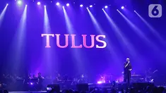 Penyanyi Tulus menghibur penggemarnya pada Festival Sewindu Tulus di Istora Senayan, Jakarta, Jumat (1/11/2019). Konser yang digelar menandai delapan tahun perjalanan karier bermusiknya penyanyi Tulus membawakan sejumlah lagu hits seperti Sepatu dan Gajah. (Fimela.com/Bambang E. Ros)