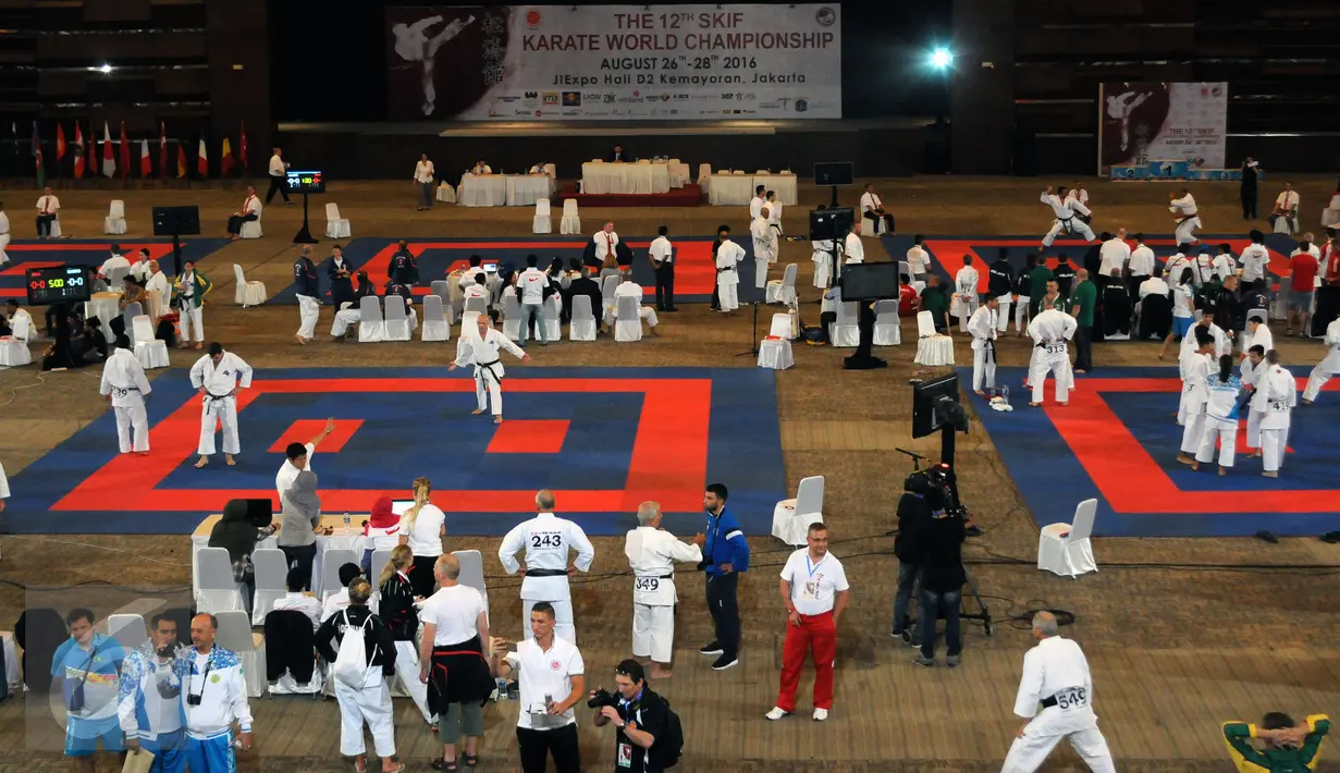 Ratusan peserta berlatih gerakan Kata jelang berlaga di Kejuaraan Dunia Karate SKIF ke-12 di JIExpo Kemayoran Jakarta, Jumat (26/8). Ratusan atlet dari 58 negara berlaga di ajang yang digelar hingga Minggu (28/8). (Liputan6.com/Helmi Fithriansyah)