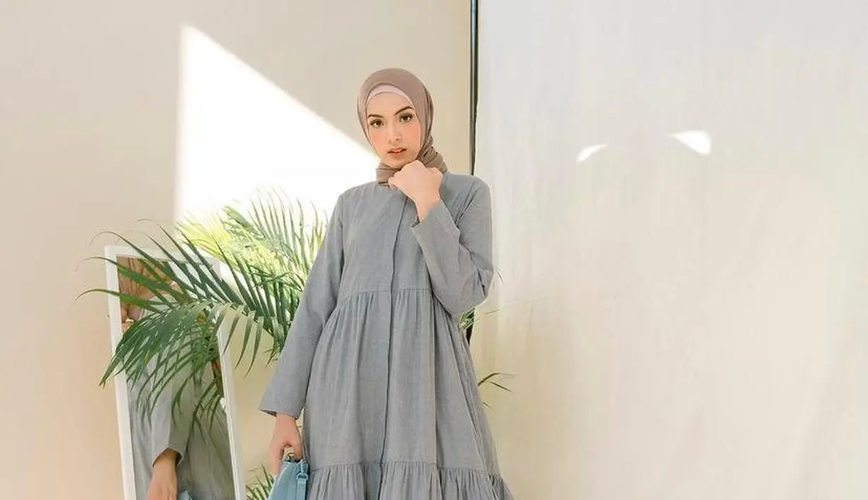 Tampil stylish dengan tunik model A-line, celana kulot jeans, dan sneakers. Kece! (Instagram/bellaattamimi).