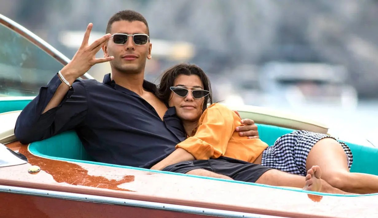 Hubungan Kourtney Kardashian dan Younes Bendjima berakhir usai keduanya kembali dari liburan romantis di Italia. (E! News)