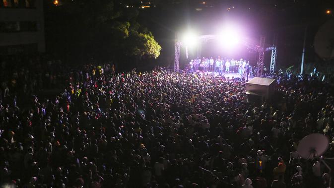 Ribuan orang menghadiri konser musik merayakan Tahun Baru di Mbare Harare, Zimbabwe, Jumat pagi, 1 Jan 2021. Meskipun pemerintah melarang konser musik karena lonjakan infeksi COVID-19, ribuan orang berkumpul di salah satu lingkungan termiskin untuk merayakan tahun baru. (AP Photo/Tsvangirayi Mukwazh