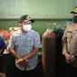 Wali Kota Malang, Sutiaji bersama Kapolres Malang Kota AKBP Budi Hermanto memantau ketersediaan tabung oksigen. Di kota ini ketersediaan tabung oksigen, masker dan obat untuk penanganan Covid-19 mulai menipis (Humas Pemkot Malang)