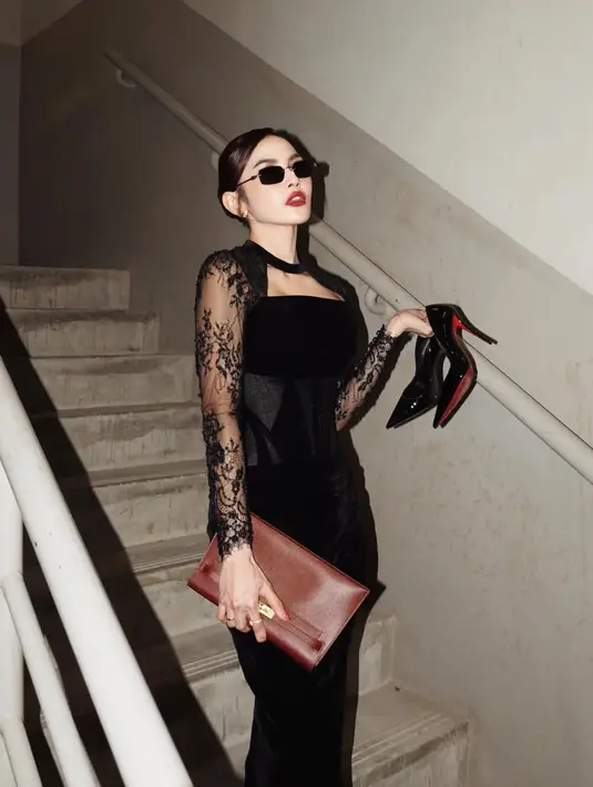 Dengan dengan Detail cut-out di bagian dada dengan choker neckline yang menyatu ini dipadukan heels hitam. [@mahaliniraharja]