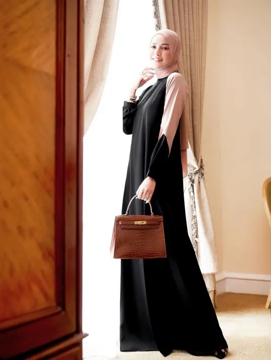Sejak memutuskan untuk berhijab, Olla Ramlan kerap tampil elegan dengan mengenakan hijab. Setiap gaya penampilannya pun jadi trendsetter bagi para hijabers. (Liputan6.com/IG/ollaramlanaufar)