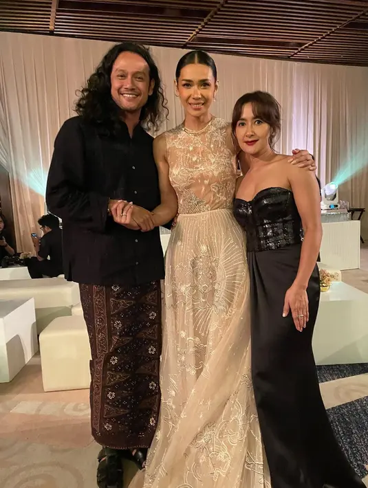 Rambut gondrong Dwi Sasono perkuat kesan etnik pada penampilannya. [@widimulia]