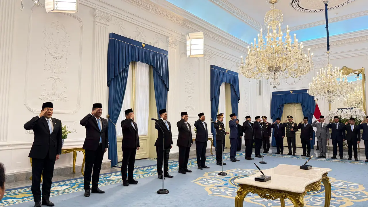 Presiden Prabowo Subianto melantik 9 anggota Komite Percepatan Reformasi Polri di Istana Merdeka Jakarta, Jumat (7/11/2025).