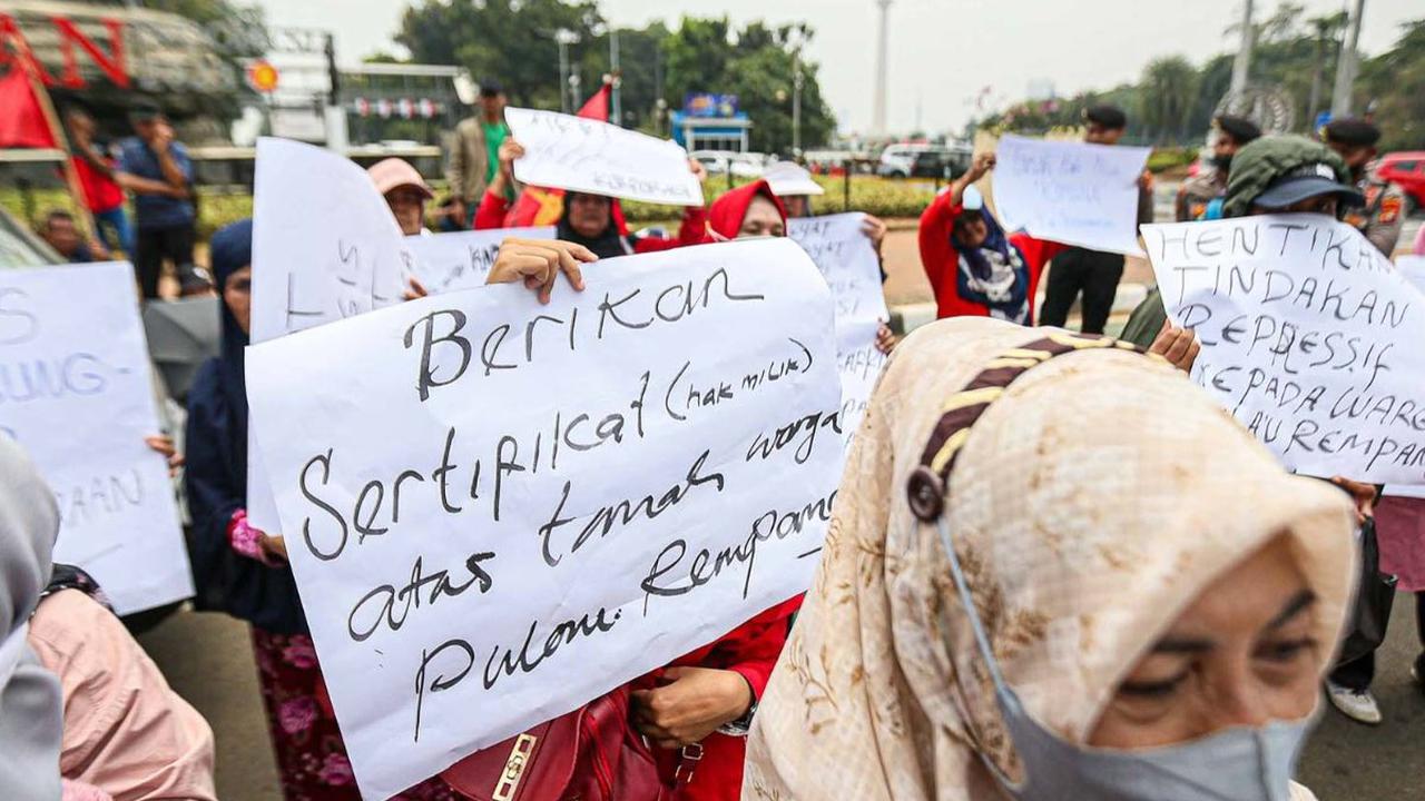 Sejumlah orang yang tergabung dalam Solidaritas Untuk Pulau Rempang menggelar aksi di kawasan Patung Kuda, Jakarta, Sabtu (23/9/2023). Aksi solidaritas ini turut diikuti kaum perempuan atau emak-emak.<br>