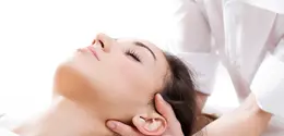 Ear massage atau pijat telinga berfungsi meningkatkan aspek kecantikan, relaksasi, dan manfaat kesehatan lainnya (Foto/dok: Reepik/Nensuria)