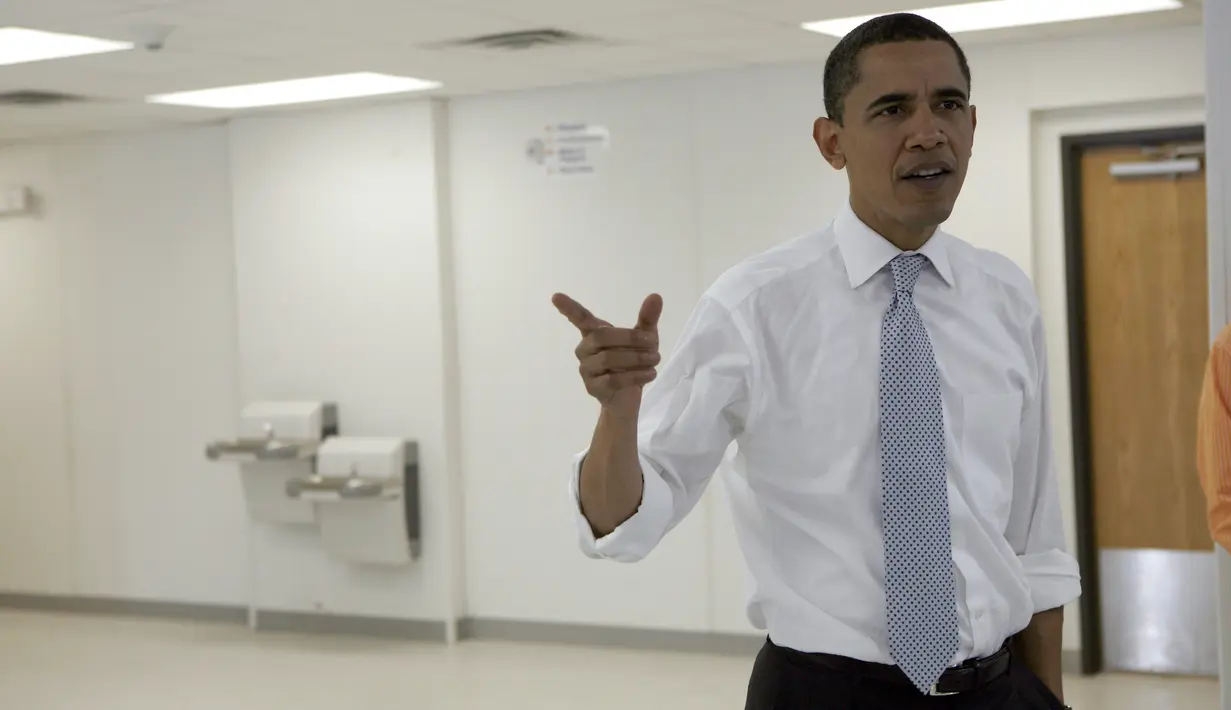 Kandidat presiden dari Partai Demokrat AS Senator Illinois Barack Obama mengunjungi Sekolah Dasar Washington Carver yang rusak saat Badai Katrina di trailer di New Orleans, Louisiana, 07 Februari 2008. (AFP Photo/Emmanuel Dunand)