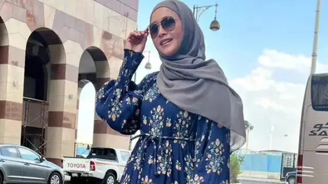 Maia Estianty memakai gamis motif floral (Foto: Merdeka.com)