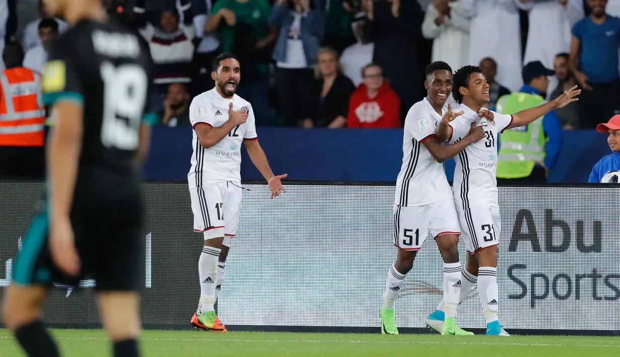 Pemain Al Jazira, Romarinho (kanan) melakukan selebrasi usai mencetak gol ke gawang Real Madrid di semifinal Piala Dunia Antarklub di Syekh Zayed Sports City Stadium, (14/12). Madrid menang 2-1 atas Al Jazira. (AP Photo/Hassan Ammar)