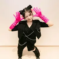 Pelantun Kupu-Kupu itu membagikan momen behind the scene, sekaligus memperlihatkan detail look yang ia persiapkan sendiri. Yang paling menarik? Makeup-nya ternyata hasil riasan tangan Tiara sendiri. [@tiaraandini].