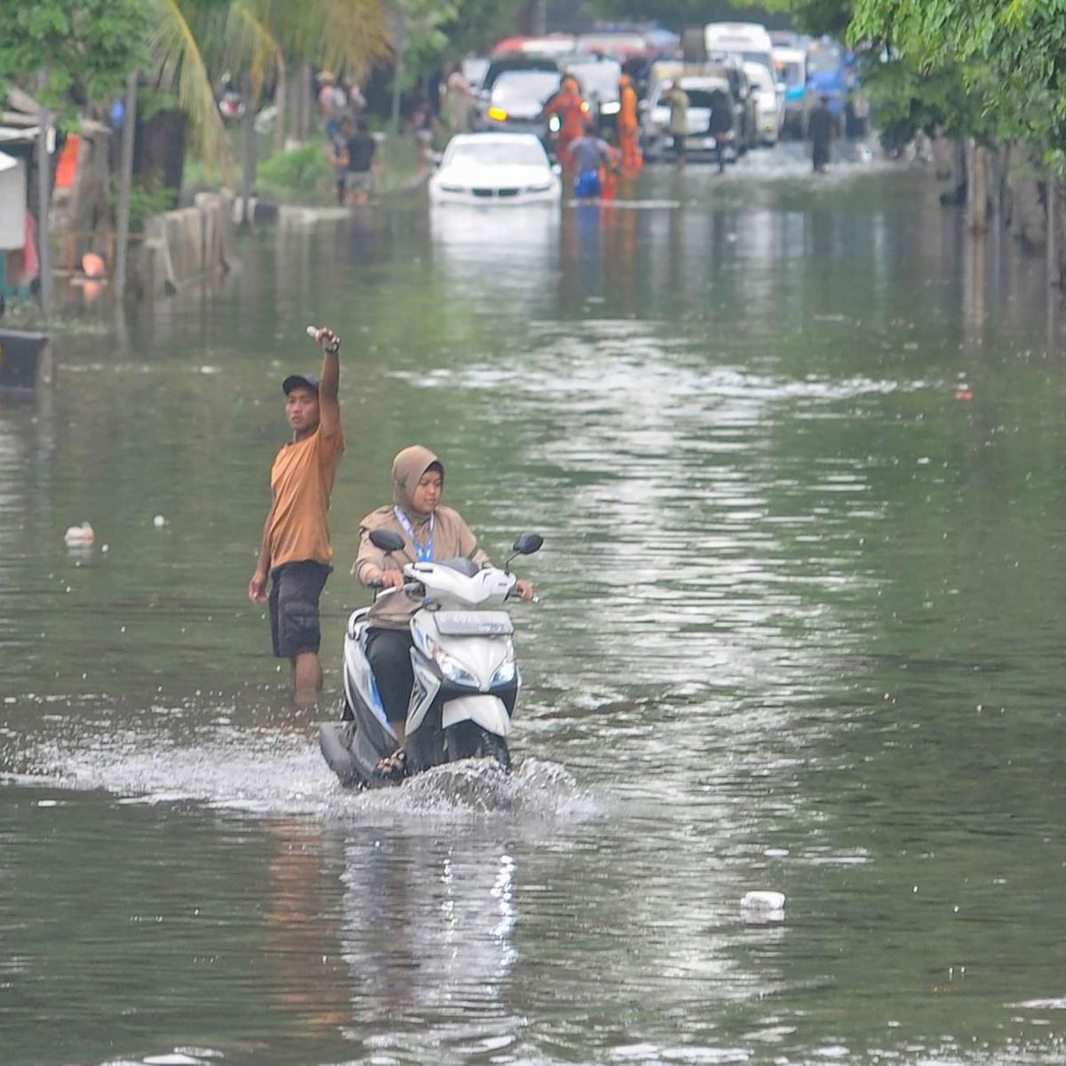 Mobil mewah mogok saat banjir rob di Muara Angke