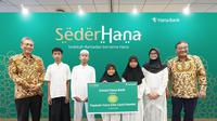 Direktur Utama Hana Bank, Yung Ryul Ko (kanan) menyerahkan donasi kepada Yayasan Guru Kita Gusti Hamlet dalam kegiatan Sedekah Ramadan bersama Hana (SederHana). (Dok Hana Bank)