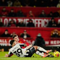 Bruno Guimaraes dari Newcastle, kanan, berebut bola dengan Jack Fletcher dari Manchester United selama pertandingan Liga Inggris antara Manchester United dan Newcastle di Manchester, Inggris, Jumat, 26 Desember 2025. (AP Photo/Dave Thompson)