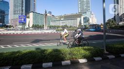 Warga bersepeda di kawasan Bundaran HI, Jakarta, Minggu (10/7/2022). Pemprov DKI Jakarta meniadakan hari bebas kendaraan bermotor (HBKB) atau car free day (CFD) pada 10 Juli karena bertepatan dengan Hari Raya Idul Adha 1443 H. (Liputan6.com/Faizal Fanani)