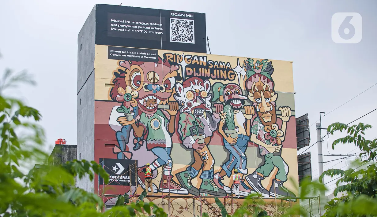 Seniman membuat mural dalam acara Converse City Forest di Fatmawati, Jakarta, Sabtu (6/3/2021). Acara yang digagas di 14 kota di seluruh dunia merupakan ajang kampanye untuk membersihkan udara yang diimplementasikan dengan mural bertema mendobrak batas-kesetaraan ras. (Liputan6.com/Faizal Fanani)