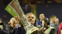 Pelatih Manchester United (MU), Jose Mourinho dengan bangga mengangkat trofi Liga Europa 2016/2017. (AP Photo/Martin Meissner)