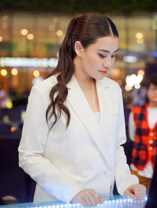 Aaliyah Massaid tampil berbeda dengan blazer putih dengan makeup bold bernuansa cokelat muda. Sentuhan winged-eyeliner mempertegas area matanya. [Foto: Instagram/aaliyah.massaid]