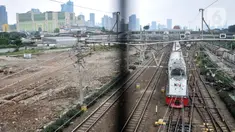 Rangkaian kereta saat melintas di dekat lokasi perluasan Stasiun Tanah Abang, Jakarta, Selasa (2/5/2023). (merdeka.com/Iqbal S. Nugroho)