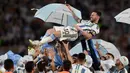 Usai pertandingan Messi langsung diserbu pemain Panama untuk meminta bajunya, meminta foto, dan meminta tanda tangan sang megabintang. (AP Photo/Gustavo Garello)