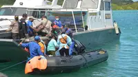 Pelaksanaan vaksin dan pelayanan kesehatan terapung menggunakan kapal Pol Air Polda NTT, saat melayani vaksin covid 19 di wilayah kepulauan Kabupaten Kupang Provinsi NTT.  (Liputan6.com/ Dionisius Wilibardus)