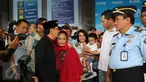 Terpidana kasus pembunuhan, Antasari Azhar mencium kening sang istri begitu keluar dari Lapas Kelas 1 Tangerang, Banten (10/11). Sebelumnya, Antasari Azhar divonis 18 tahun penjara dalam kasus pembunuhan Nasruddin Zulkarnaen. (Liputan6.com/Fery Pradolo)