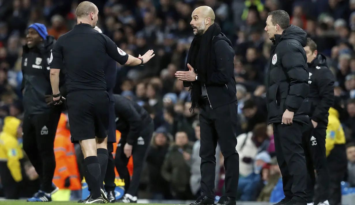 Pelatih Manchester City, Pep Guardiola melakukan protes kepada wasit saat timnya menjamu West Bromwich pada lanjutan Premier League di The Etihad Stadium, Manchester, (31/1/2018). Manchester City menang 3-0. (Martin Rickett/PA via AP)