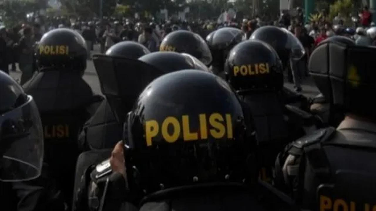 "Pelaku juga memukul istrinya dengan menggunakan benda tumpul seperti kayu balok. Keterangan dari pelapor, pelaku juga menginjak-injak istrinya," ungkapnya.