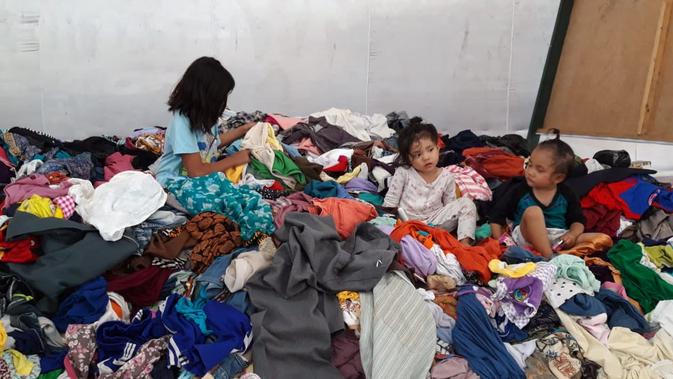 Anak-anak berada di pengungsian korban rusuh Wamena di Yonif 751 Sentani di Kabupaten Jayapura. (Liputan6.com/Katharina Janur)
