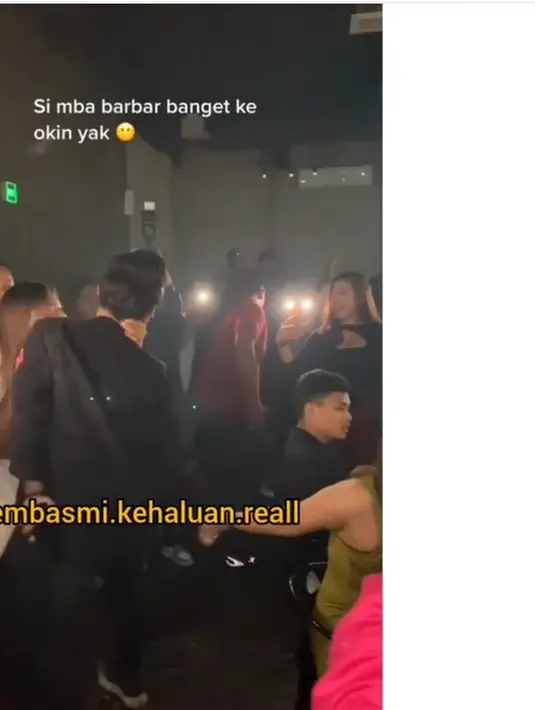 Okin mantan suami Rachel Vennya nyaris dicium penggemar perempuan saat ingin manggung (https://www.instagram.com/p/CioX8UKv97F/)