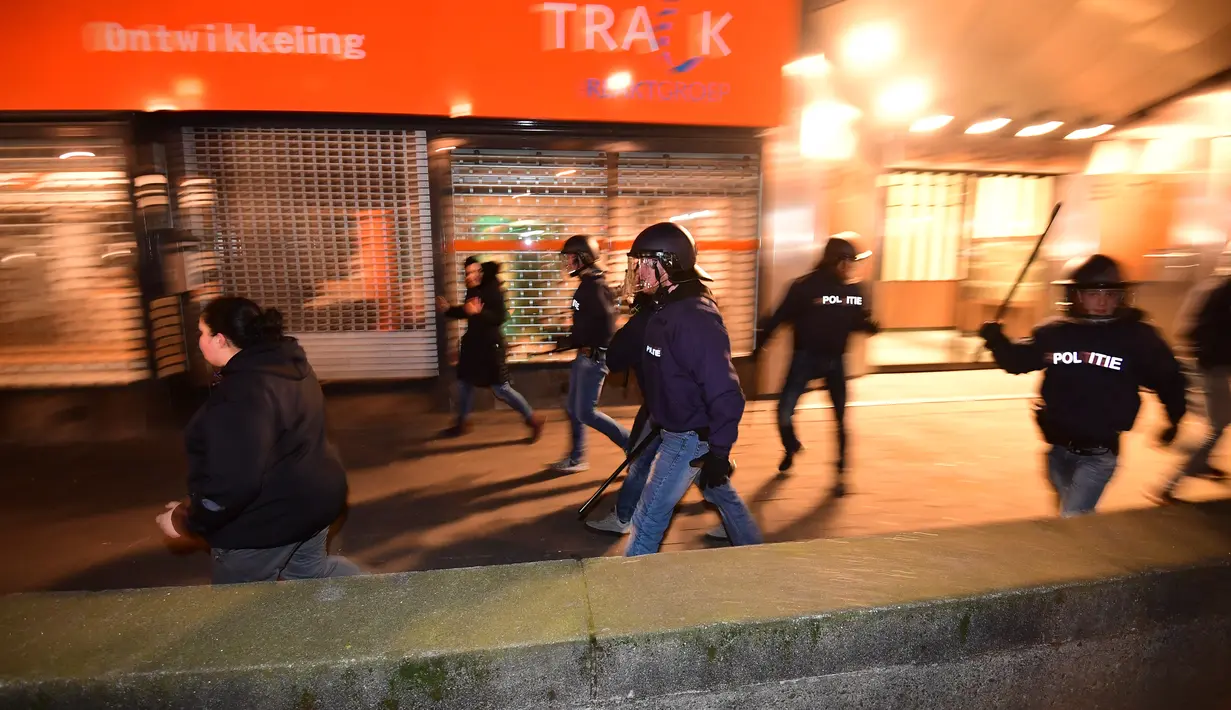Polisi membubarkan aksi protes yang digelar oleh warga Turki di Rotterdam, Belanda (11/3). Sedangkan PM Belanda Mark Rutte mengatakan negaranya tidak akan pernah bernegosiasi dengan Turki jika di bawah ancaman seperti itu. (AFP/Emmanuel Dunand)