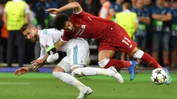 Sergio Ramos - Sergio Ramos bisa dibilang pemain yang tak asing dalam urusan pelanggaran kasar. Pada Liga Champions tahun 2018 saat Real Madrid berhadapan dengan Liverpool, Ramos menjatuhkan Mohamed Salah dan mengalami cidera di bahu sehingga harus menepi dari lapangan. (AFP/Genya Savilov)