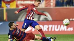Pemain Barcelona, Thomas Vermaelen (kiri) berusaha menghentikan striker Atletico, Fernando Torres, dalam lanjutan La Liga Spanyol di Stadion Vicente Calderon, Madrid, Spanyol. Sabtu (12/9/2015). (AFP Photo/Gerard Julien)