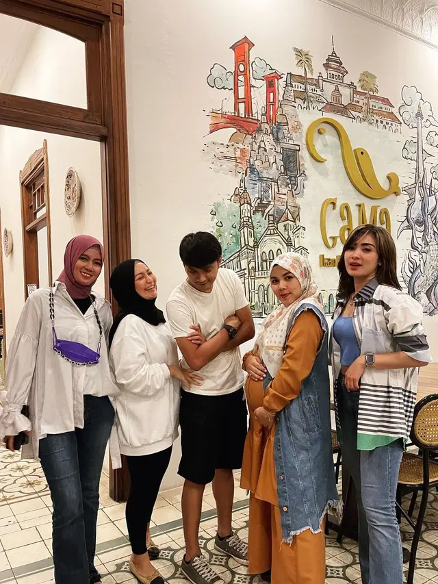 Imel Putri Cahyati, Lisda Oktaviani, Nada Asmaya, Ratu Annisa dan Reiner Manopo (Foto: Instagram/@reinermanopo)