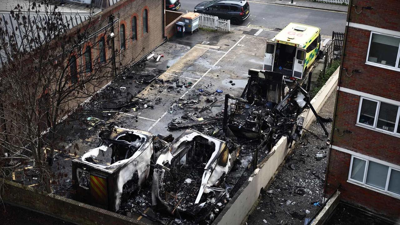 FOTO:  Ambulans Milik Komunitas Yahudi Dibakar di London Utara