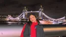 Berlatar London Bridge, Amel Carla tampil cerah dengan sentuhan outfit berwarna merah [@amelcarla]
