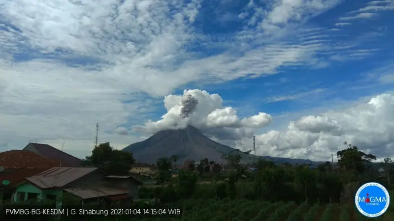 Gunung Sinabung Kembali Erupsi dan Keluarkan Abu Vulkanik