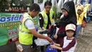 Aktivis lingkungan membagikan kantong belanja nonplastik saat sosialisasi pengurangan penggunaan kantong plastik di Sempur, Bogor, Minggu (25/11). Perwali Kota Bogor tentang kantong plastik akan belaku mulai 1 Desember 2018. (Merdeka.com/Arie Basuki)
