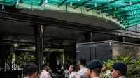 Personel kepolisian disiagakan jelang penyitaan aset di Gedung Granadi, Jakarta, Senin (17/12). Penjagaan ketat tersebut dikarenakan akan ada aksi yang menuntut semua aset Soeharto, keturunan dan kroni-kroninya disita negara. (Liputan6.com/Faizal Fanani)