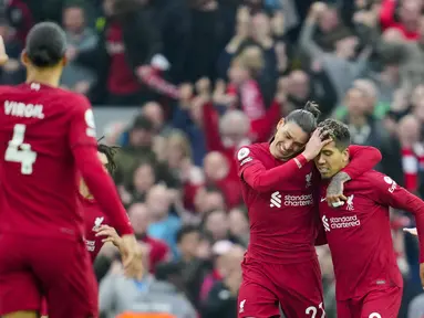 Penyerang Liverpool Roberto Firmino berselebrasi dengan rekan setimnya setelah mencetak gol ke gawang Arsenal pada Liga Inggris pekan ke-30 yang digelar di Stadion Anfield, Liverpool, Minggu (9/4/2023). (AP Photo/Jon Super)