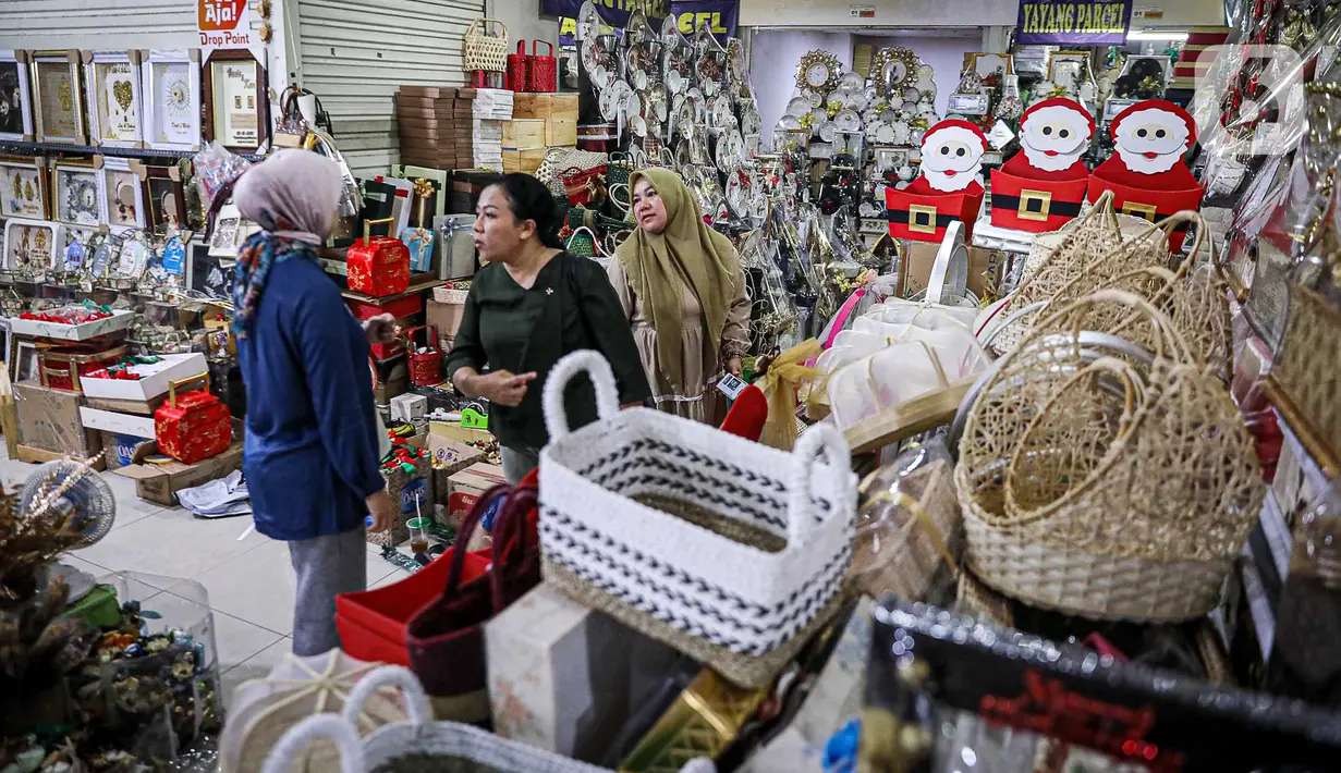 Penjual hampers dan parsel mulai kebanjiran pesanan menjelang Natal 2023 dan Tahun Baru 2024. (Liputan6.com/Faizal Fanani)