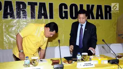 Ketua Umum Partai Golkar, Setya Novanto (kanan) bersiap memimpin rapat pleno di ruang rapat utama gedung DPP Partai Golkar, Jakarta, Selasa (18/7). Rapat membahas situasi poltik terkini. (Liputan6.com/Helmi Fithriansyah)