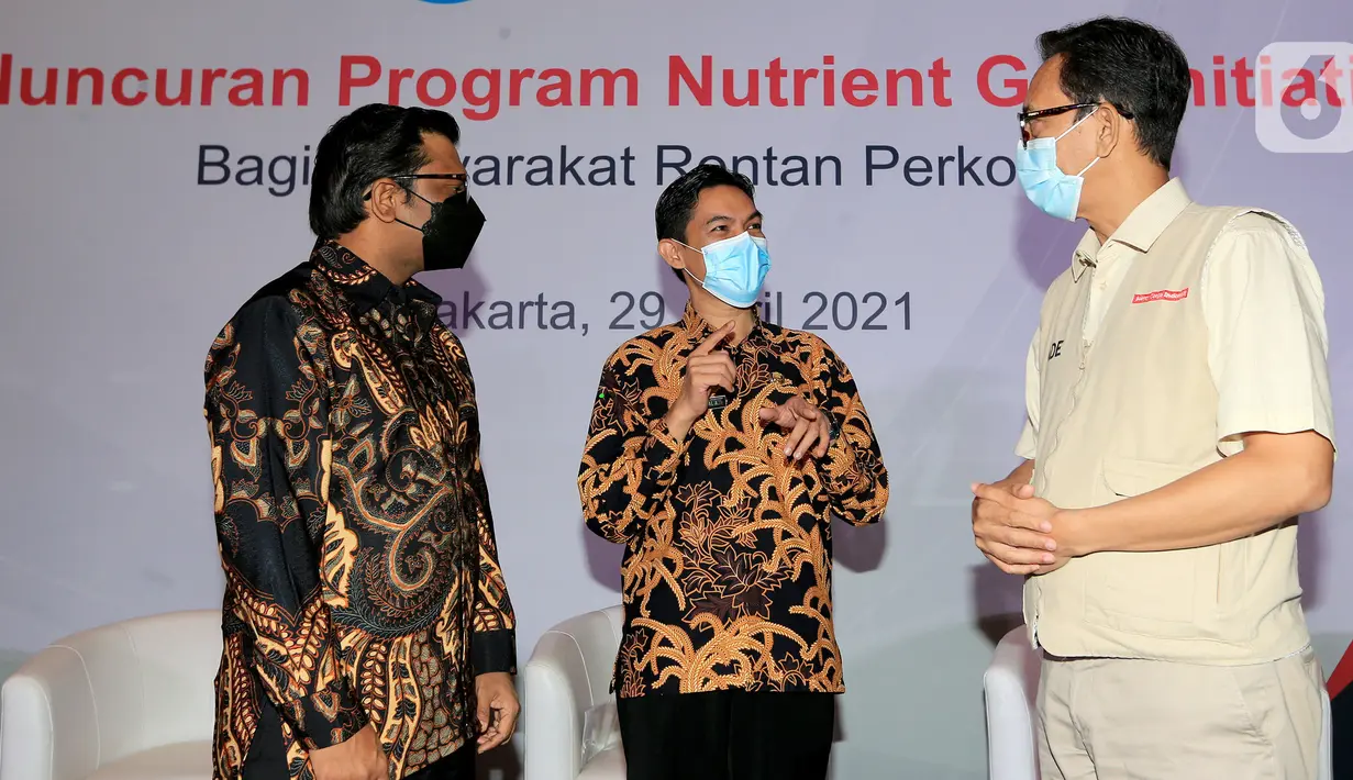 (ki-ka) Direktur PT Bayer Indonesia Kinshuk Kunwar, Kepala Seksi Kesehatan Keluarga Dinkes DKI Jakarta M. Fahrizal A dan Direktur Eksekutif Mercy Corps Indonesia Ade Soekadis berbincang di sela-sela peluncuran Program Nutrient Gap Initiative di Jakarta, Kamis (29/04/2021). (Liputan6.com/HO/Bon)