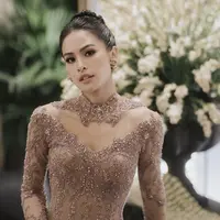 Ekspos kulit yang begitu memikat berhasil ciptakan kesan sempurna yang tak terbantahkan. [Foto: Instagram/ Maudy Ayunda]